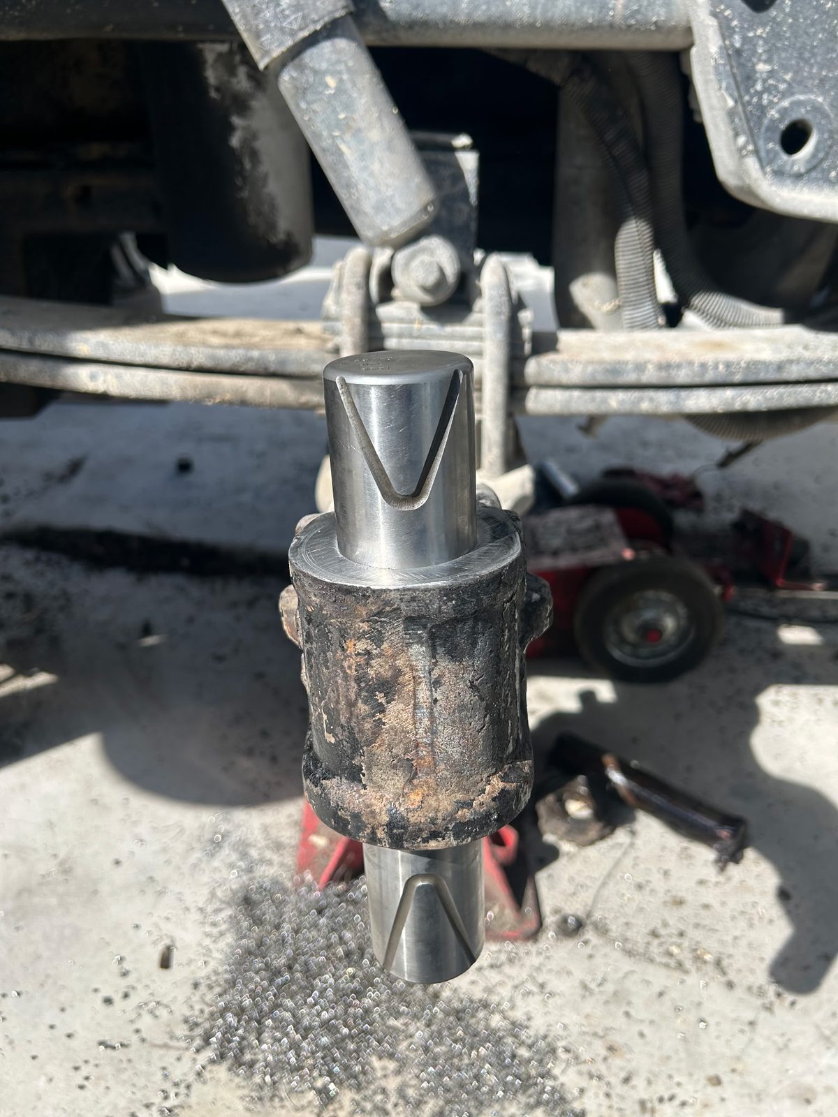 New steering-axle kingpin fitted in a refitted sleeve